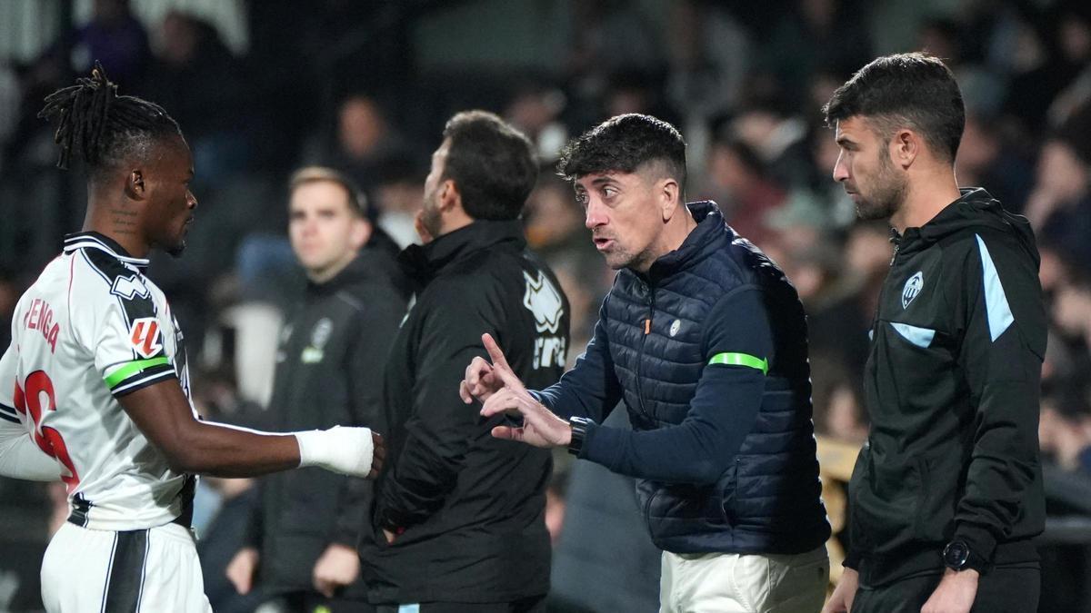 Pablo Hernández da instrucciones al extremo Brian Cipenga, durante el reciente Castellón-Andorra.