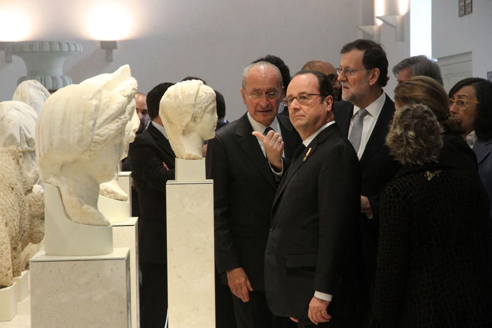 François Hollande y Mariano Rajoy son recibidos con honores junto al Ayuntamiento de Málaga. Antes del almuerzo, han visitado el Museo de Málaga.