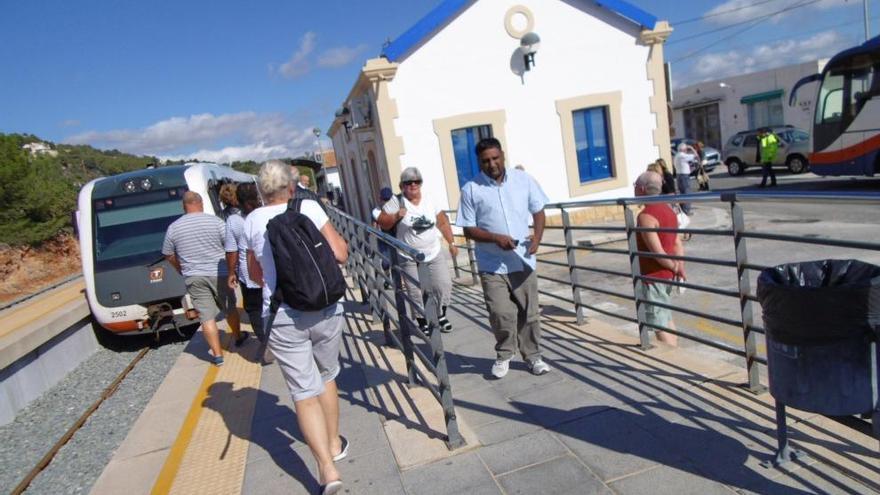 Usuarios de la línea Dénia-Calp.