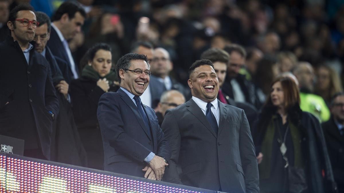 Bartomeu y Ronaldo, en el palco del Camp Nou.