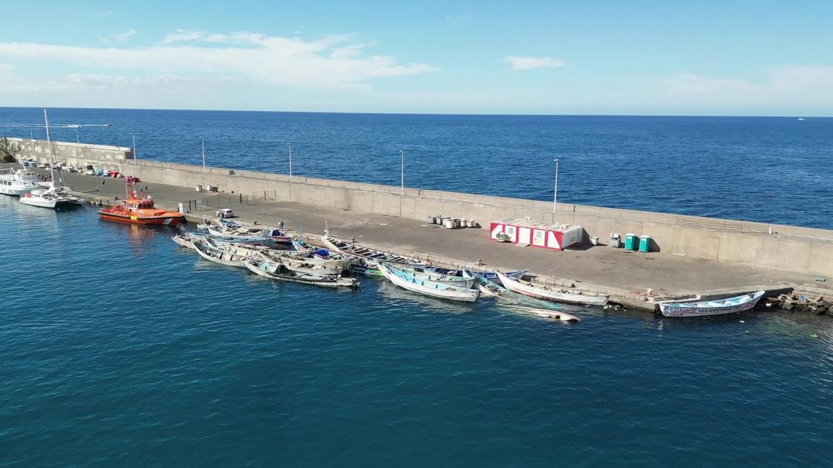 Mogán reclama nuevamente la retirada de cayucos del Muelle de Arguineguín.