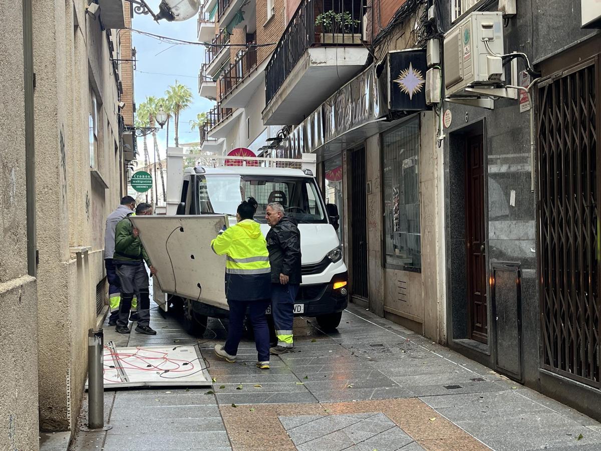 Operarios municipales retiran las placas solares caídas en Mérida.