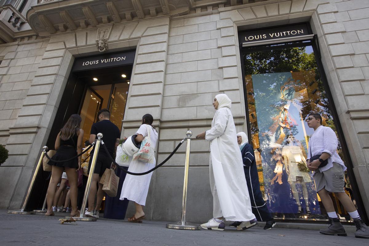 Colas en la tienda de Louis Vuitton, en el paseo de Gràcia, este viernes.