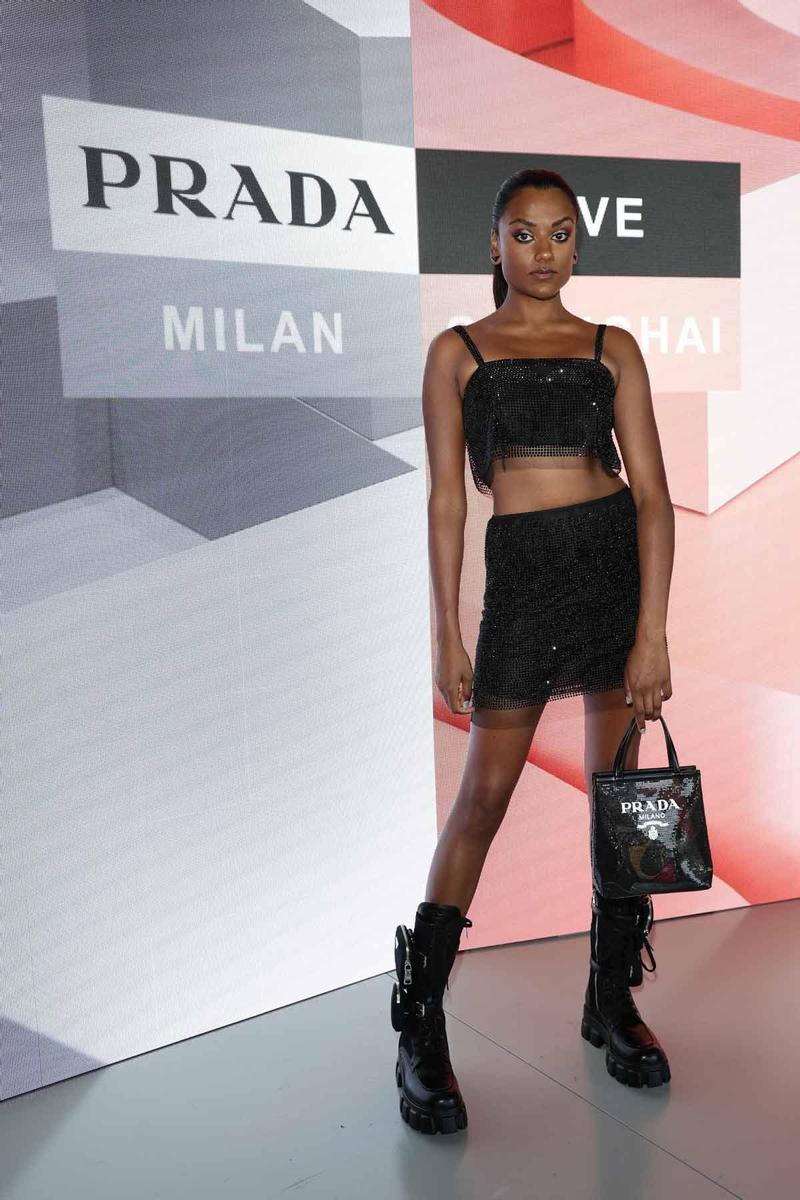 Simone Ashley con crop top y minifalda de Prada en el desfile de la firma en Milán 2022