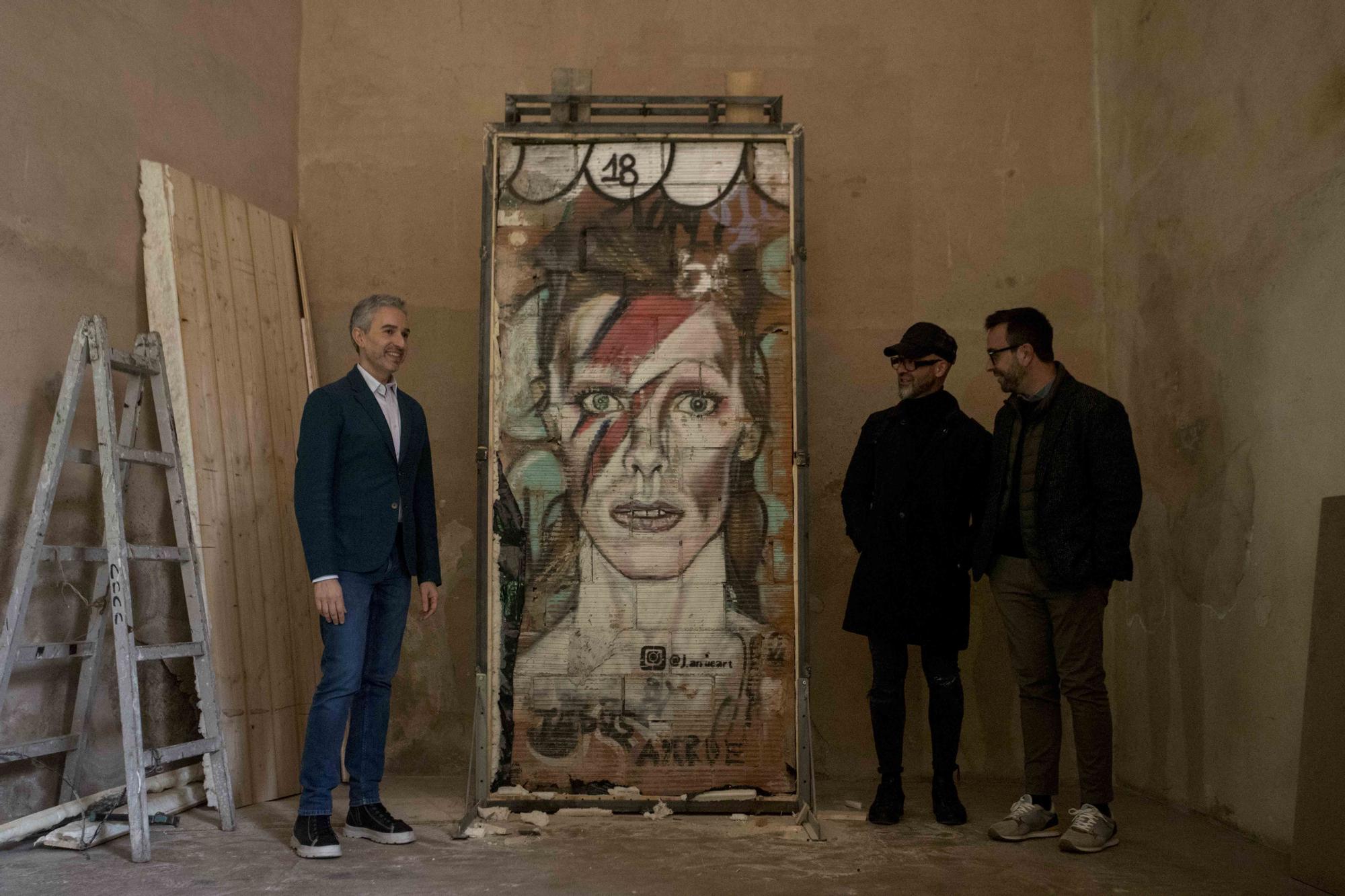 Así ha sido el traslado del grafiti indultado de David Bowie al Centre del Carme