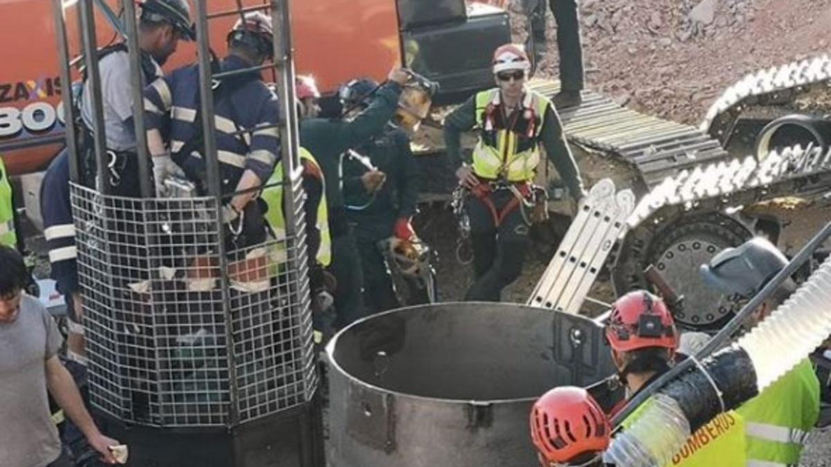 Dos mineros dentro de la cápsula que les llevará hasta Julen.