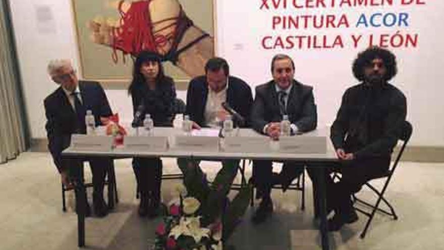 Adeva (primero por la derecha) junto a autoridades y responsables de Acor en la apertura de la exposición.