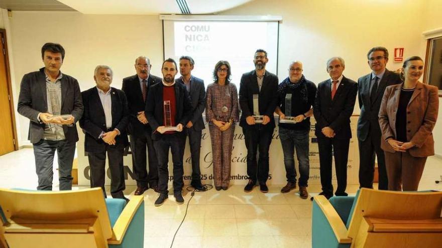 Foto de familia de autoridades y premiados en el tercer Foro da Comunicación de Galicia. // B. Lorenzo