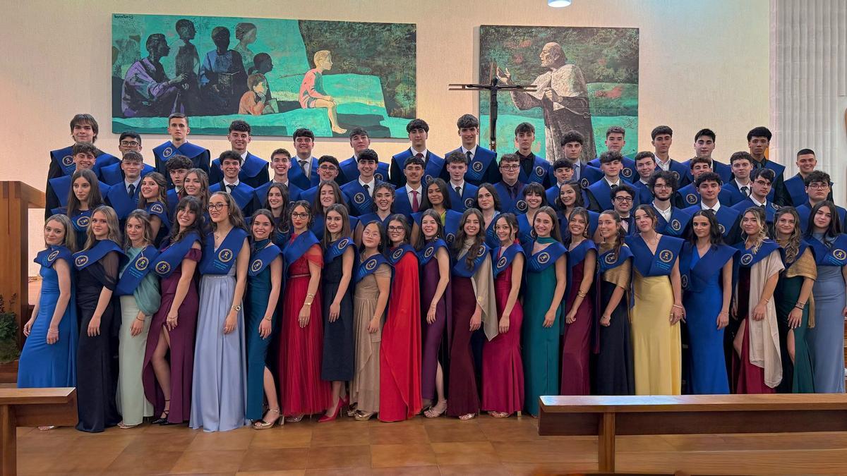 Estudiantes de segundo de Bachillerato del colegio Calasanz PP Escolapios de A Coruña durante su graduación.