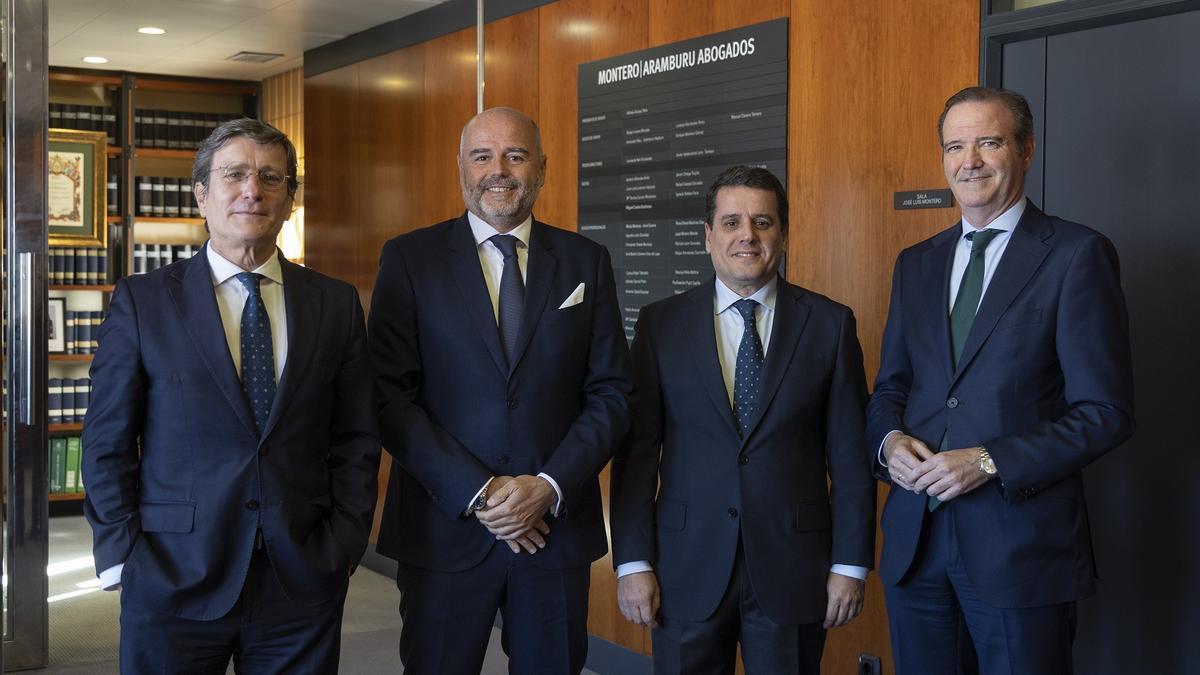 Javier Valdecantos, Santiago Gómez Villares, Leonardo Neri y Pablo Atencia, tras el acuerdo de fusión de los dos despachos.