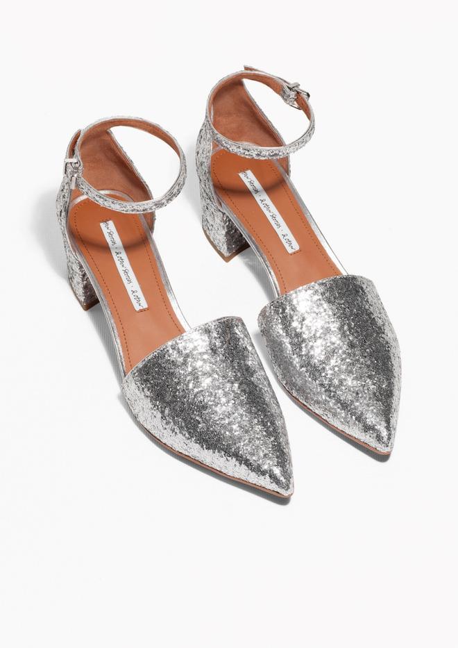 Zapatos plateados con pulsera, de &Other Stories