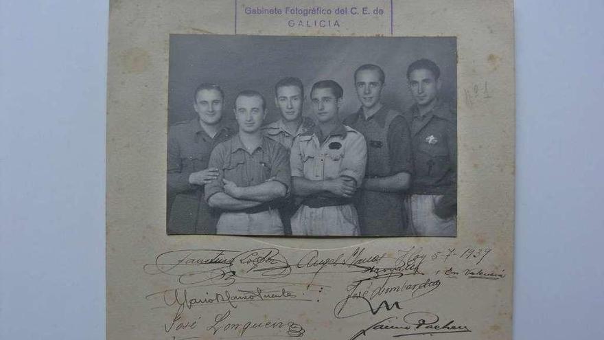 Mientros del gabinete fotográfico del Cuerpo de Ejército de Galicia en 1937, entre ellos, Mario Blanco.