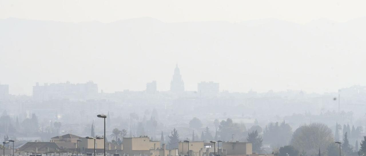Contaminación sobre el
cielo de la ciudad de
Murcia.  l.o.