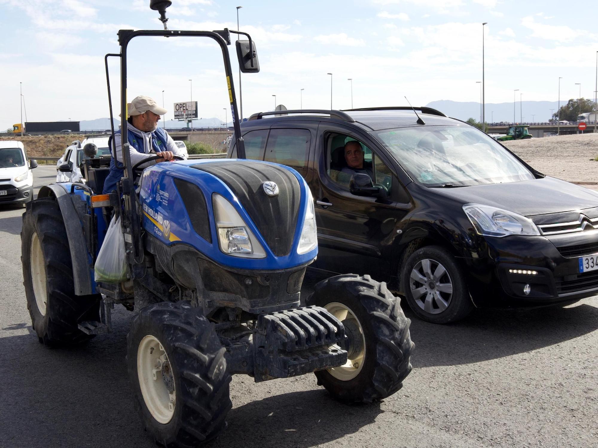 Las imágenes de la protesta de agricultores que ha colapsado el tráfico en Murcia