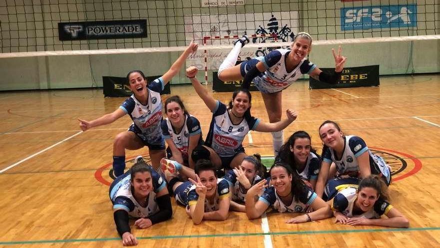 Las jugadoras del conjunto ourensano celebran la victoria sobre la pista. // FDV