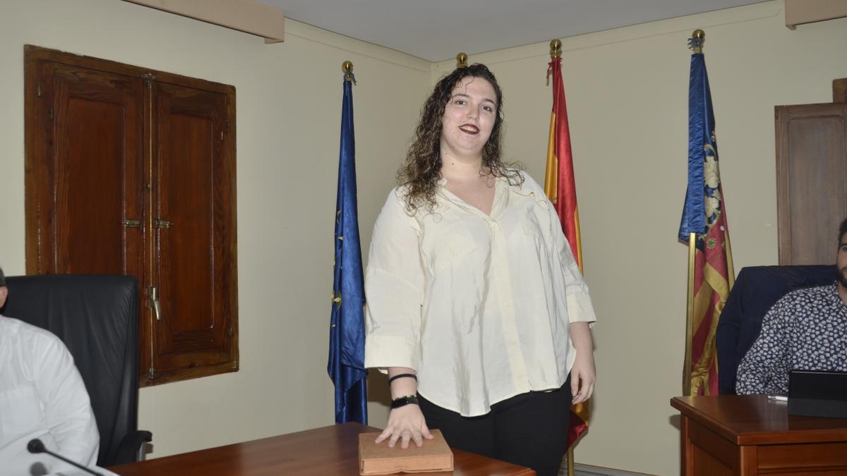 La nueva concejala del PSOE de Moncofa, Miriam Esteve, durante su toma de posesión.