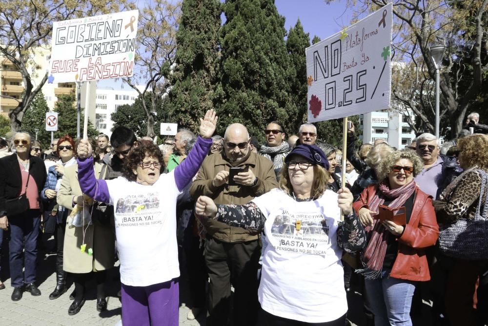 Tres generaciones llenan el parque de la Paz y acusan a los diferentes gobiernos de "olvidar" a los ciudadanos