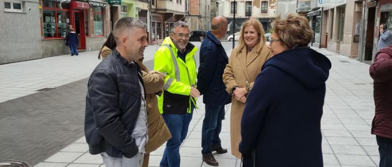 Autoridades, con la alcaldesa en el centro, vecinos y responsables de la obra, en la inauguración. | LNE