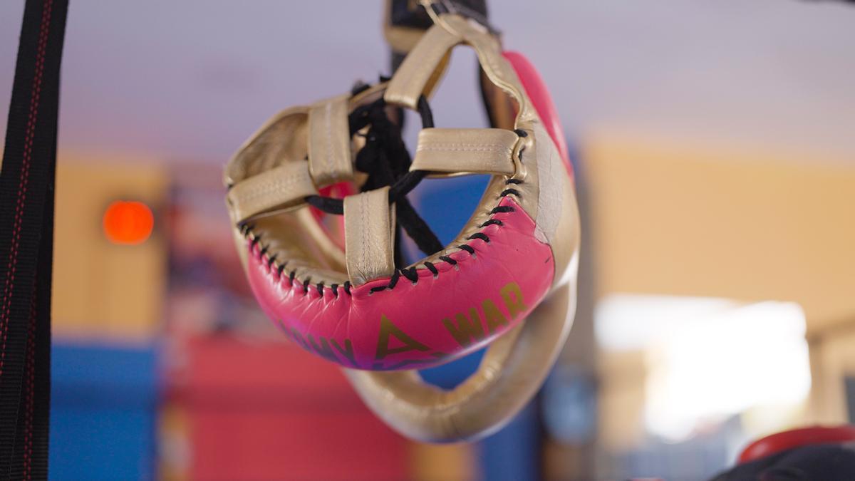Un casco de boxeo en la escuela de Saltando Charcos, en Burgos. / Vídeo: PI Studio