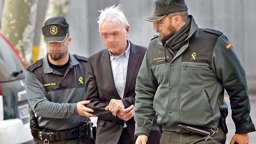 El propietario y director del colegio de Calvià detenido por presuntos abusos sexuales, ayer a su llegada a los juzgados de Palma.