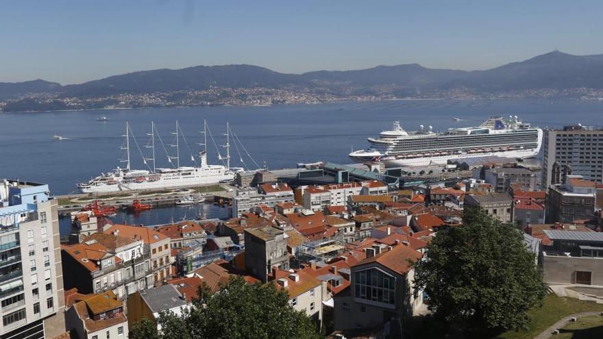 El &quot;Wind Surf&quot; y el &quot;Ventura&quot;, atracados en Vigo. // R. Grobas