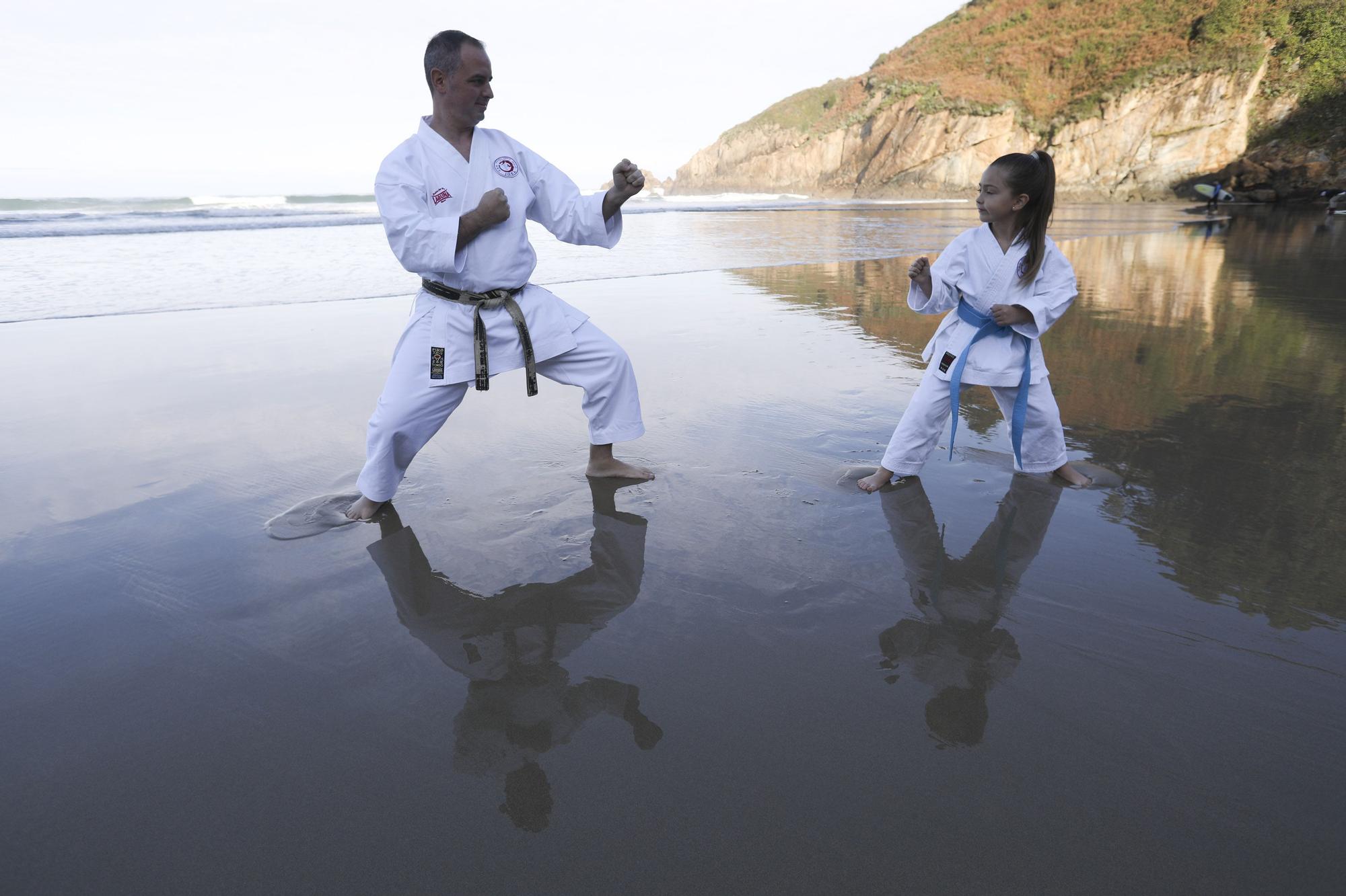 Joel y Chloe, en la playa de Aguilar