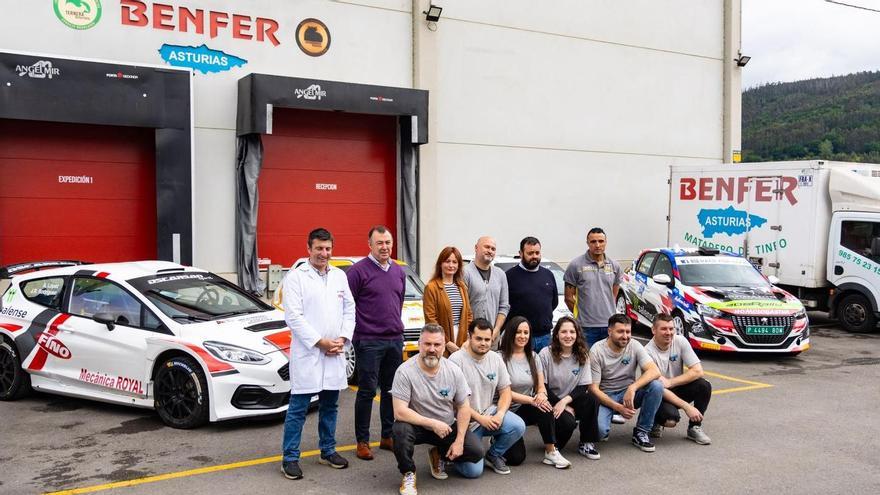 Foto de familia de los asistentes a la presentación de la prueba de la escudería moscona.