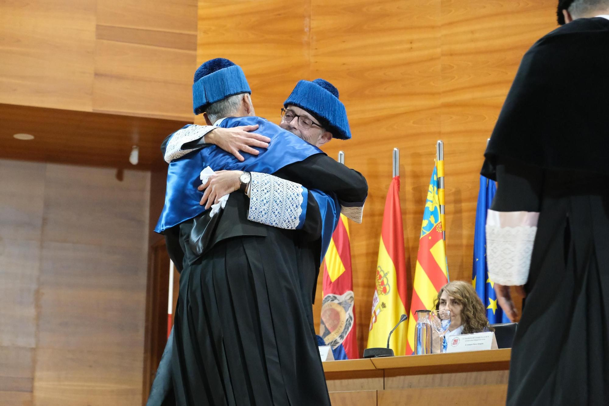 Así ha sido la ceremonia de investidura del científico Luis Serrano Pubul como Doctor Honoris Causa