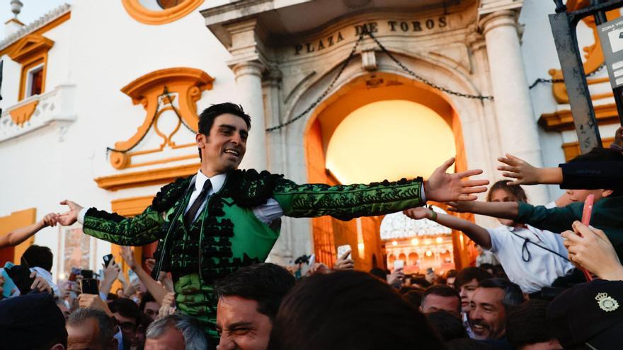 Miguel Ángel Perera sale a hombros por la Puerta del Príncipe de la Maestranza de Sevilla, este miércoles.