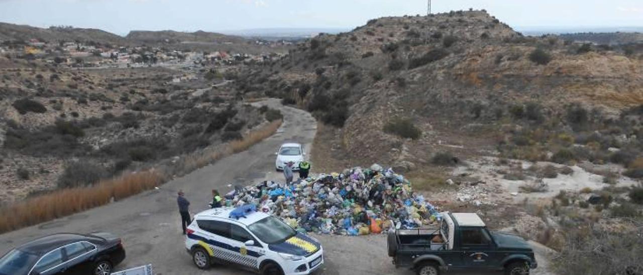 El Ayuntamiento denunciará por la vía penal el vertido ilegal de las basuras de la Vega Baja