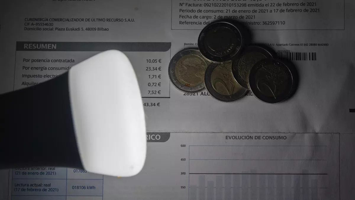 El bono social eléctrico recorta su importe: así se notará en la factura de la luz