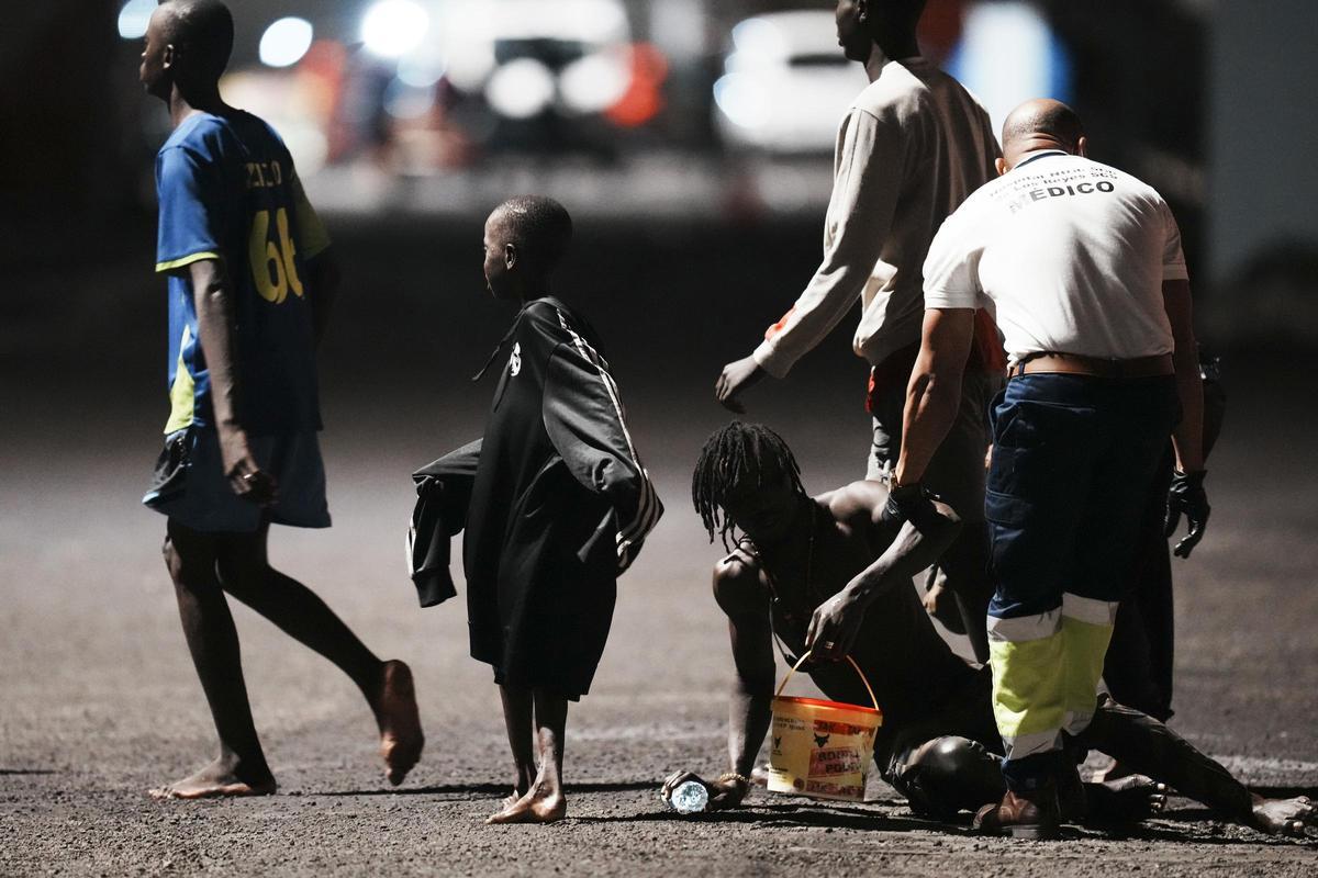 Un grupo de migrantes, entre los que hay menores, tras desembarcar el pasado sábado en El Hierro.