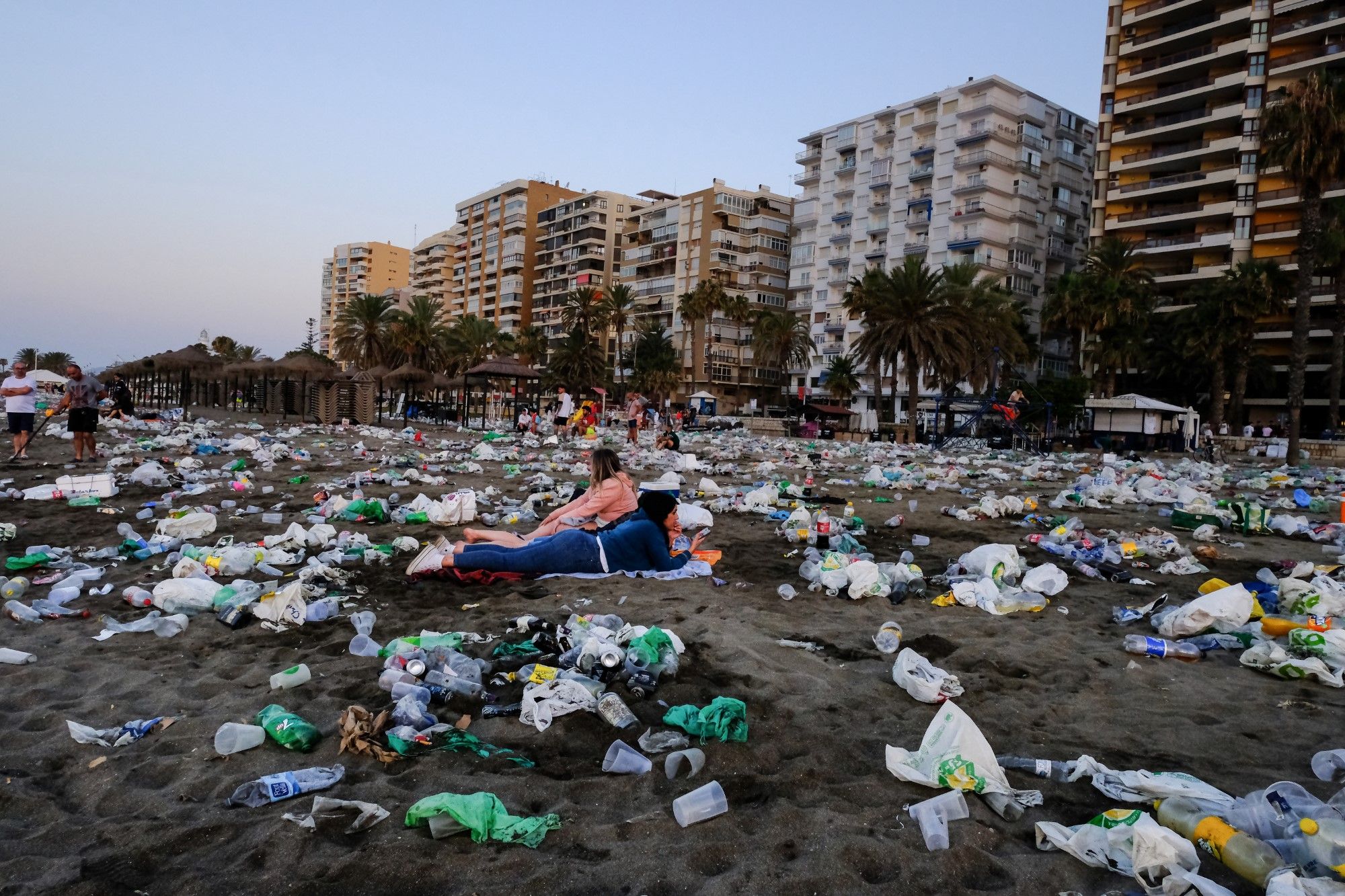 Toneladas de basura se acumulan en la playa tras celebrar la Noche de San Juan