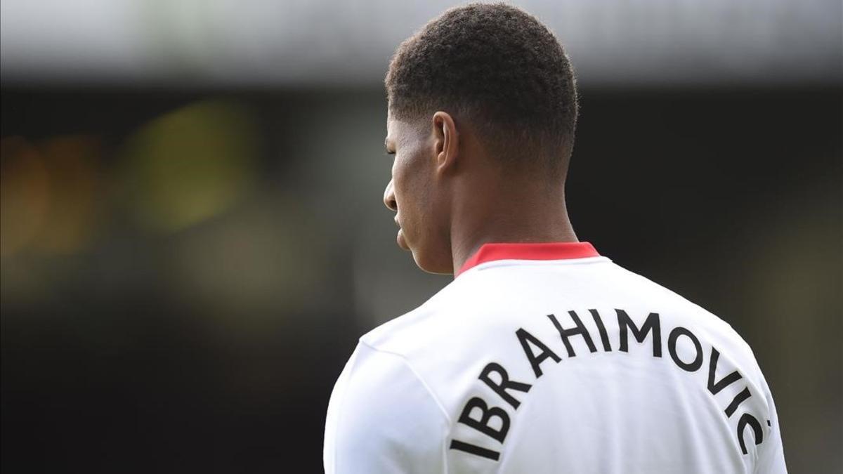 Marcus Rashford calienta con una camiseta de Ibrahimovic como muestra de apoyo a su compañero lesionado