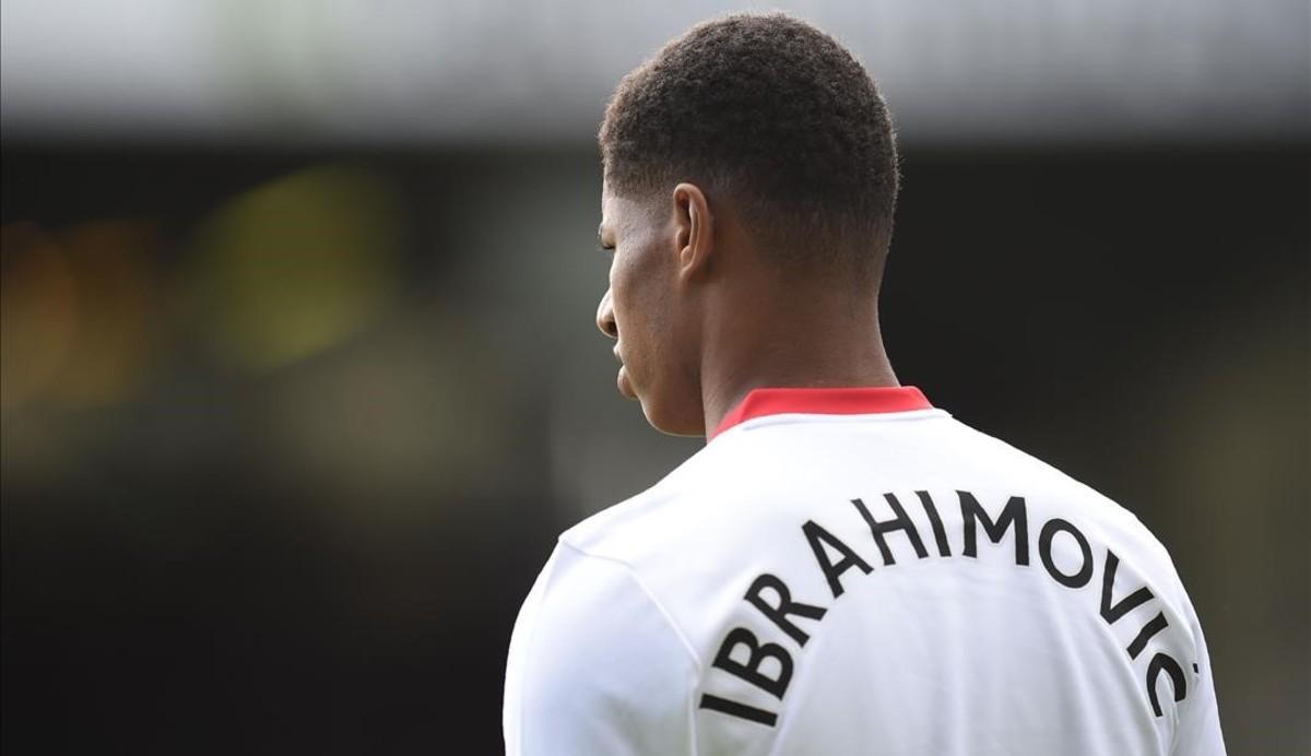 Marcus Rashford calienta con una camiseta de Ibrahimovic como muestra de apoyo a su compañero lesionado.