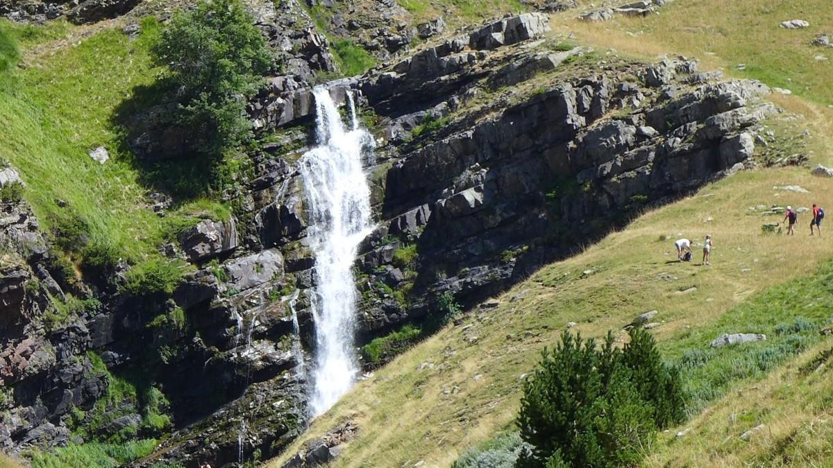 La ruta senderista que querrás hacer este otoño: una bonita cascada en un valle salvaje del Pirineo.
