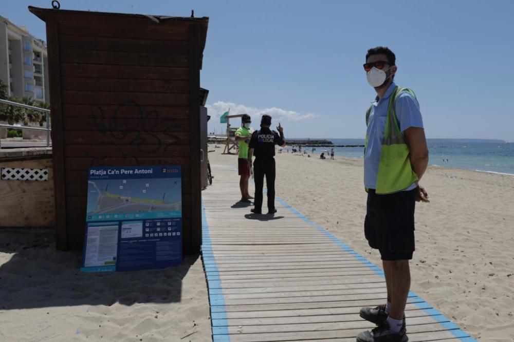 La Policía Local coloca los carteles del cierre de playas por Sant Joan