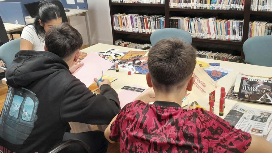 Usuarios de la Biblioteca realizan «collages» para recordar a Carmen Martín Gaite | C. T: