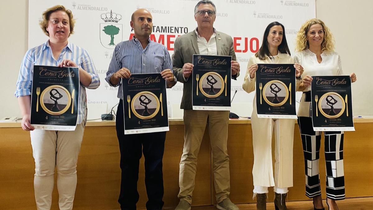 Marisa de Vega, Saúl del Amo, Juan Carlos Navia, Rosa Ana García y Miriam Lázaro presentaron la gala.