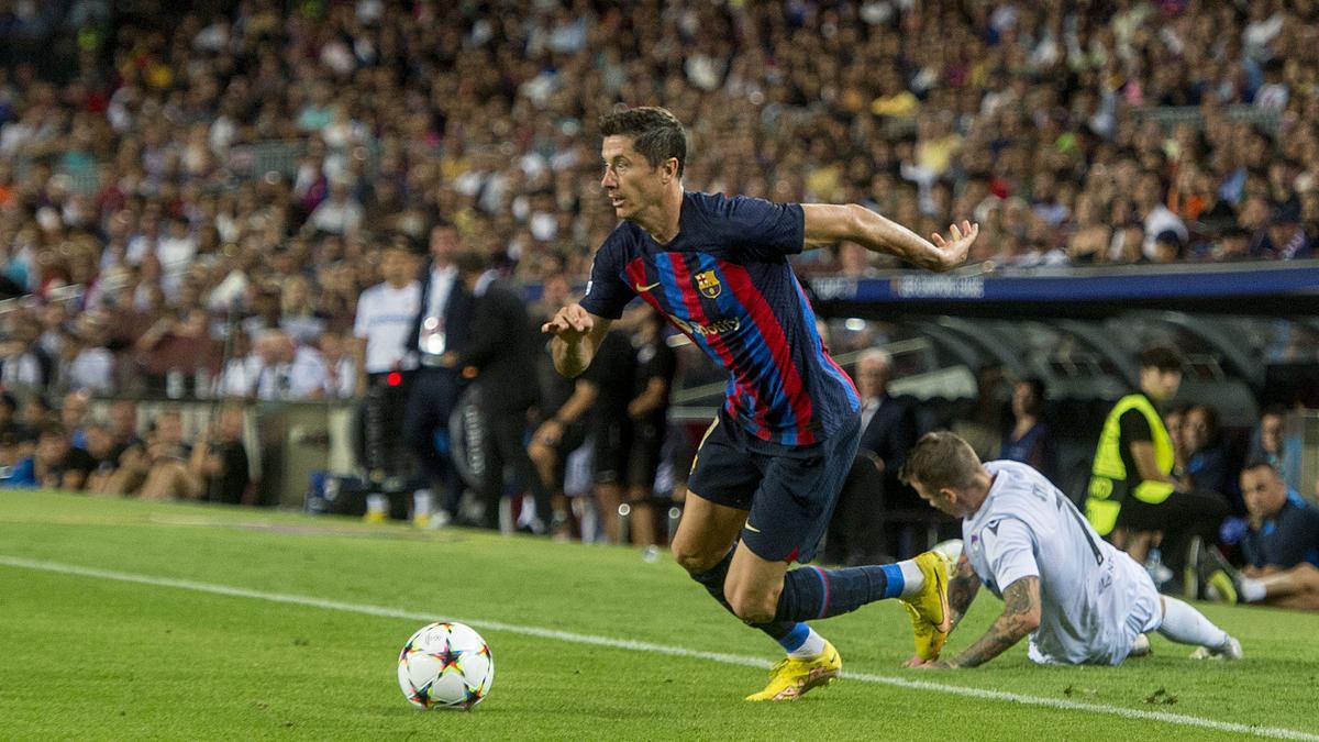 Lewandowski recupera un balón en la banda