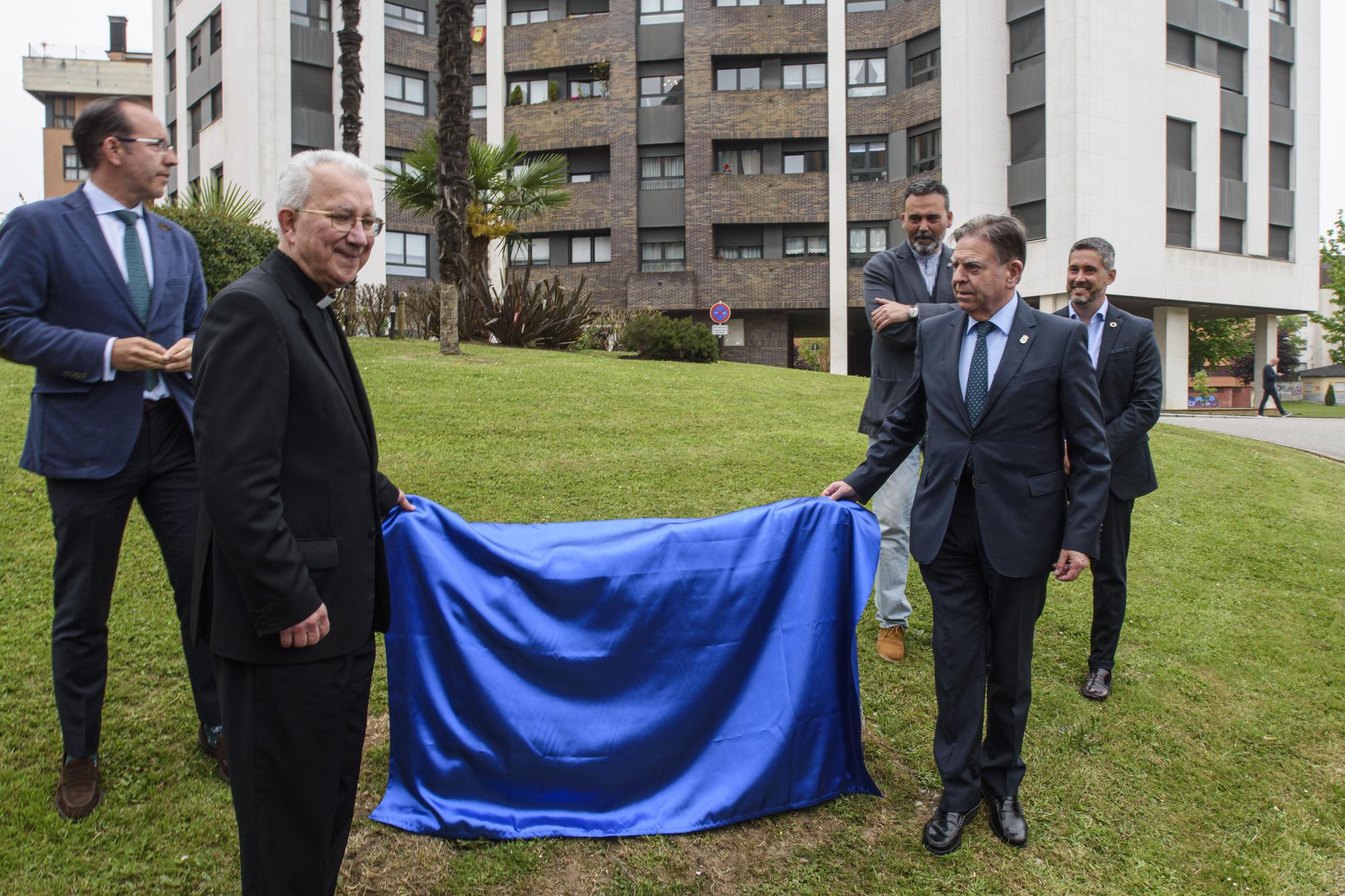 El deán de la Catedral de Oviedo ya está en el callejero: así fue la inauguración de la plaza Benito Gallego