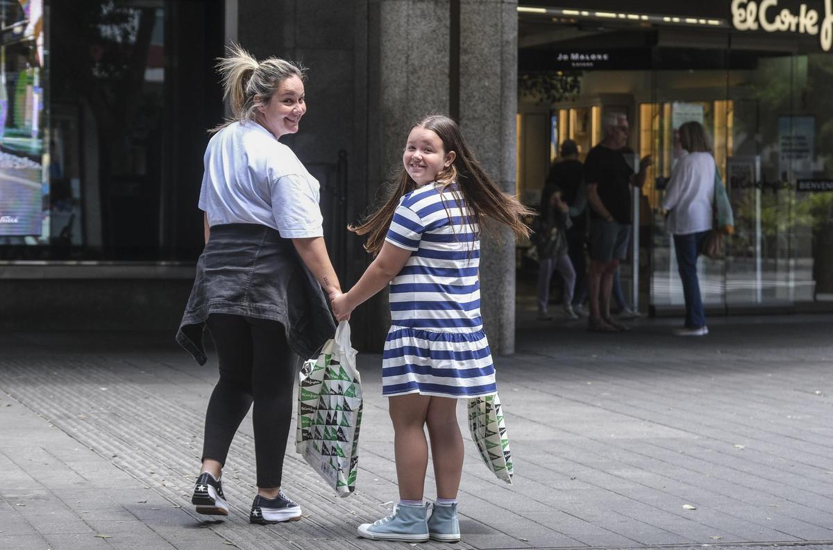 Marta y su hija Triana disfrutan haciendo compras en la Avenida Mesa y López el último día de apertura dominical.