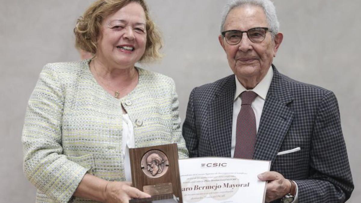 Rosa Menéndez entrega su placas y diploma a Bermejo. | Irma Collín