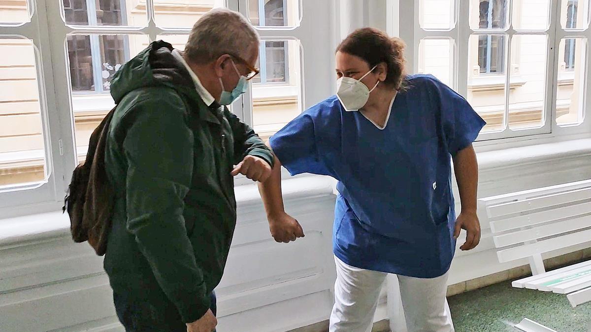 El tenor Carles Gonzàlez y la enfermera Isabel Requejo se reencuentran en el Hospital Clínic
