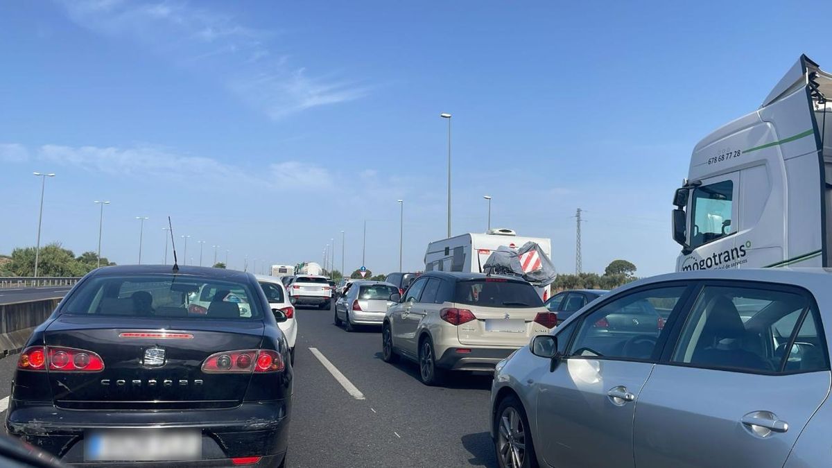 Un choque entre una furgoneta y un turismo en Umbrete deja más de diez kilómetros de retención