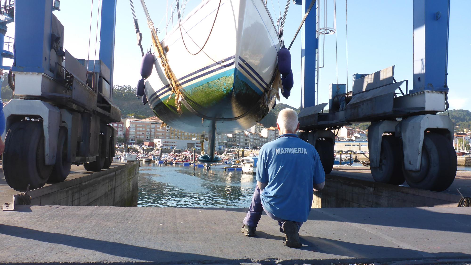 El izado del velero Extra Mile a la marina seca del puerto de Cangas.