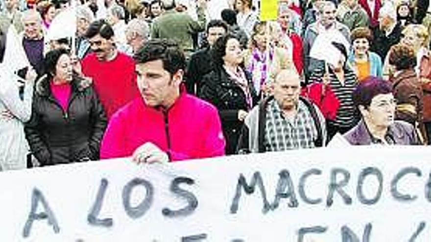 Opositores a la construcción del albergue en El Natahoyo, en una reciente concentración.