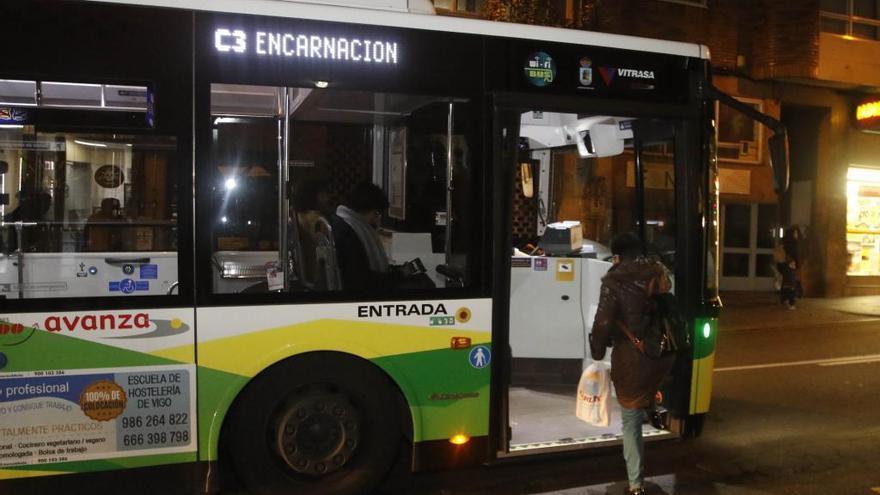 Una mujer accediendo a un bus por la noche // A. Villar