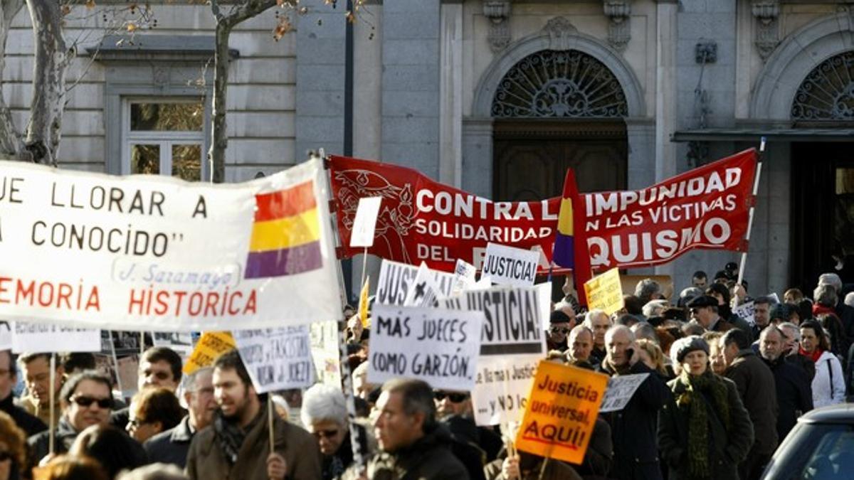 Víctimas del franquismo y simpatizantes de Garzón dan su apoyo al juez en los alrededores del Supremo.