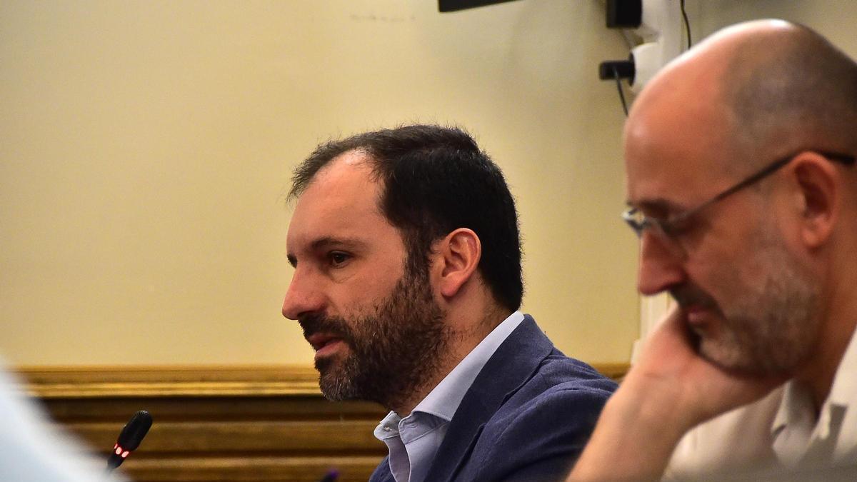 Vox Plasencia (el concejal, al fondo) exige que se cumpla la normativa de ruidos en el centro durante la feria.